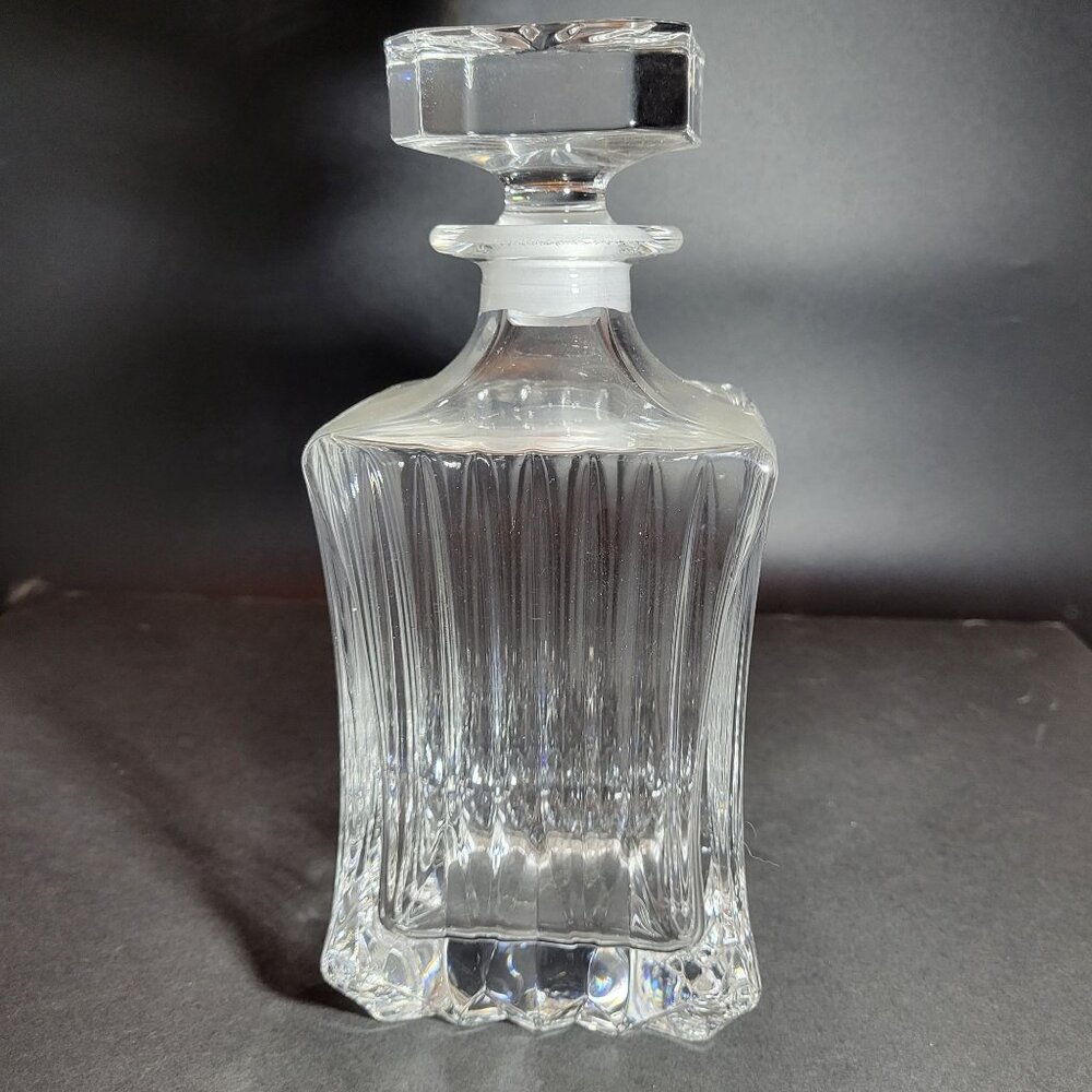Elegant Crystal Glass Decanter With Stopper For Whiskey Or Wine Storage